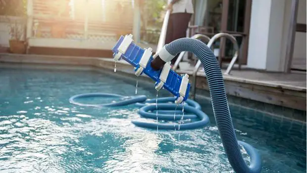 Flexible pool vacuum heads for pool cleaning